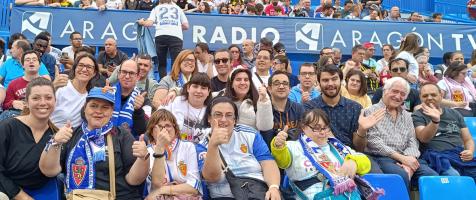 Foto de familia de los asistentes a un partido del Real Zaragoza