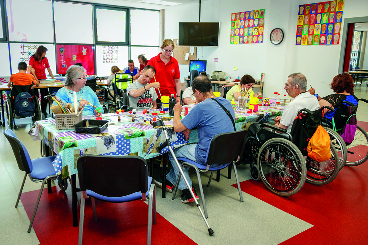 Usuarios y usuarias con discapacidad en una taller de manualidades en el Centro de Día de Fundación Dfa