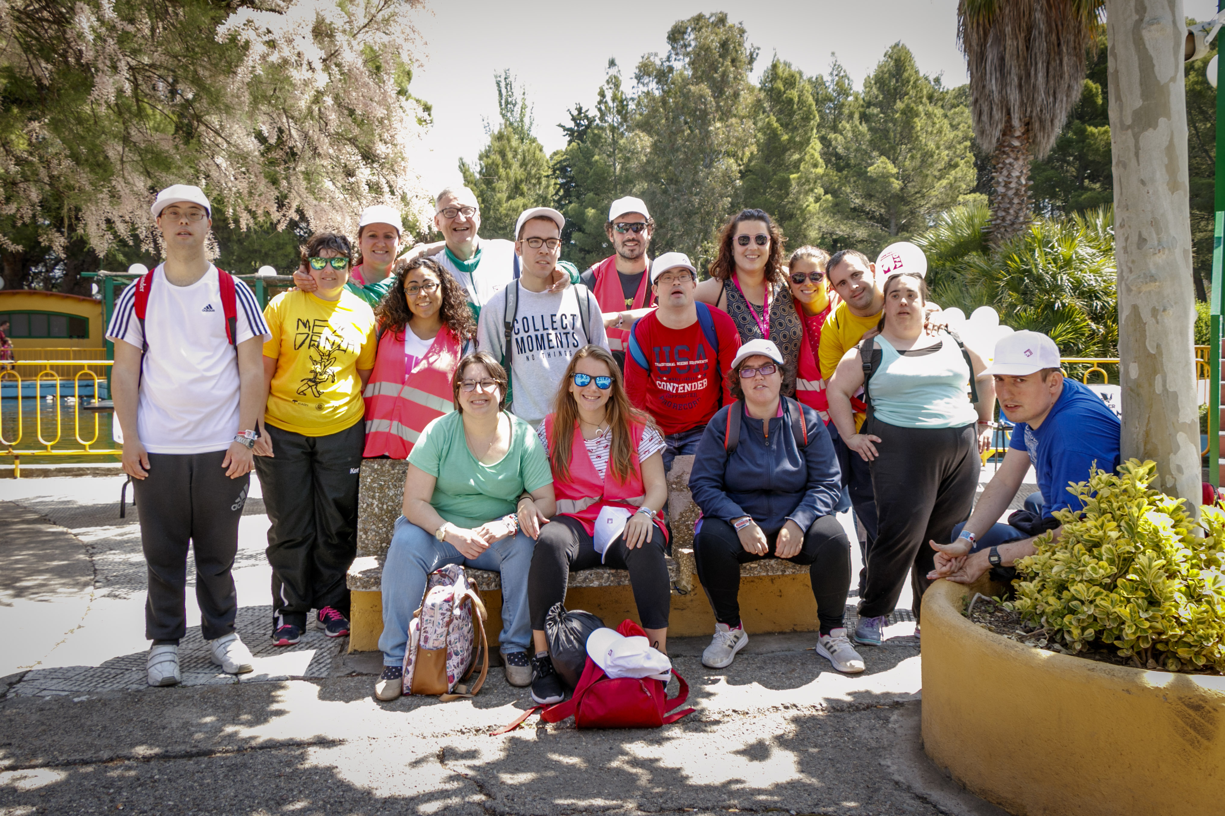 Grupo de personas con y sin discapacidad en la Fiesta por la Integración de Fundación Dfa