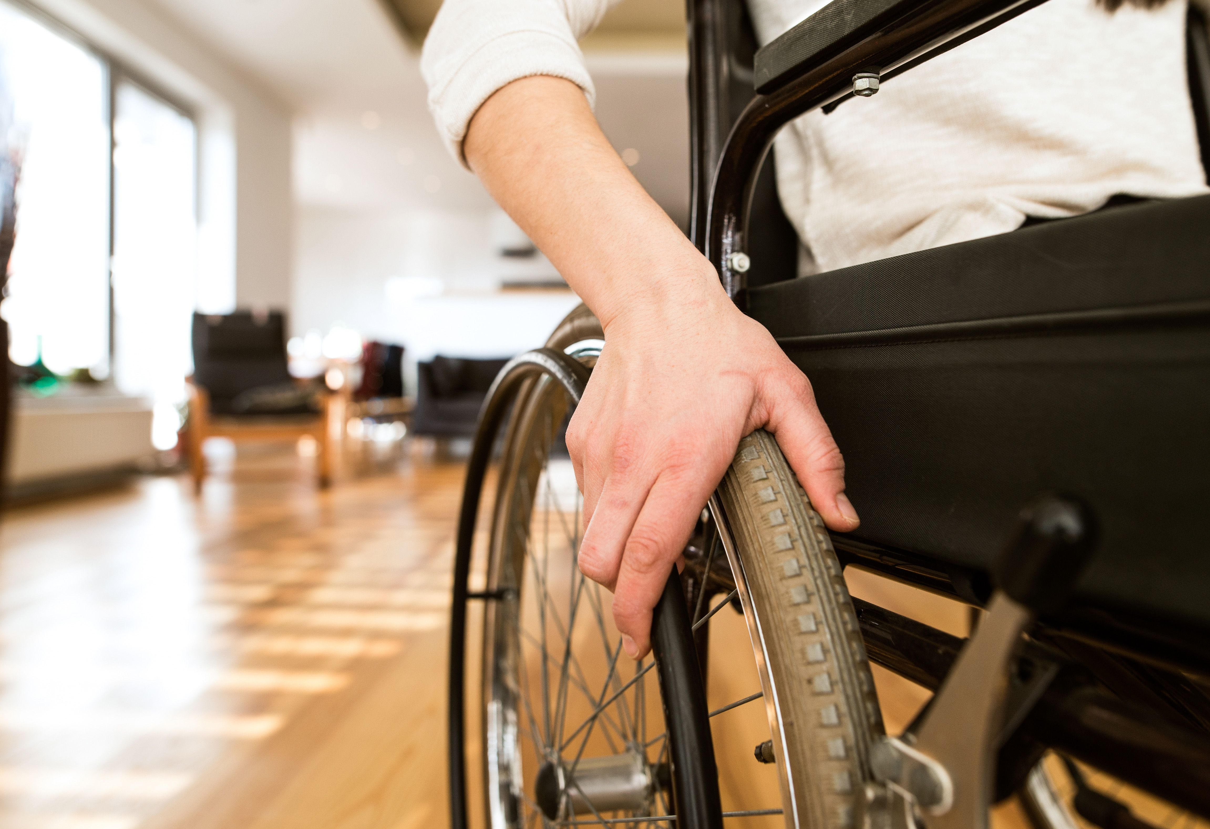 Mujer en silla de ruedas en su casa