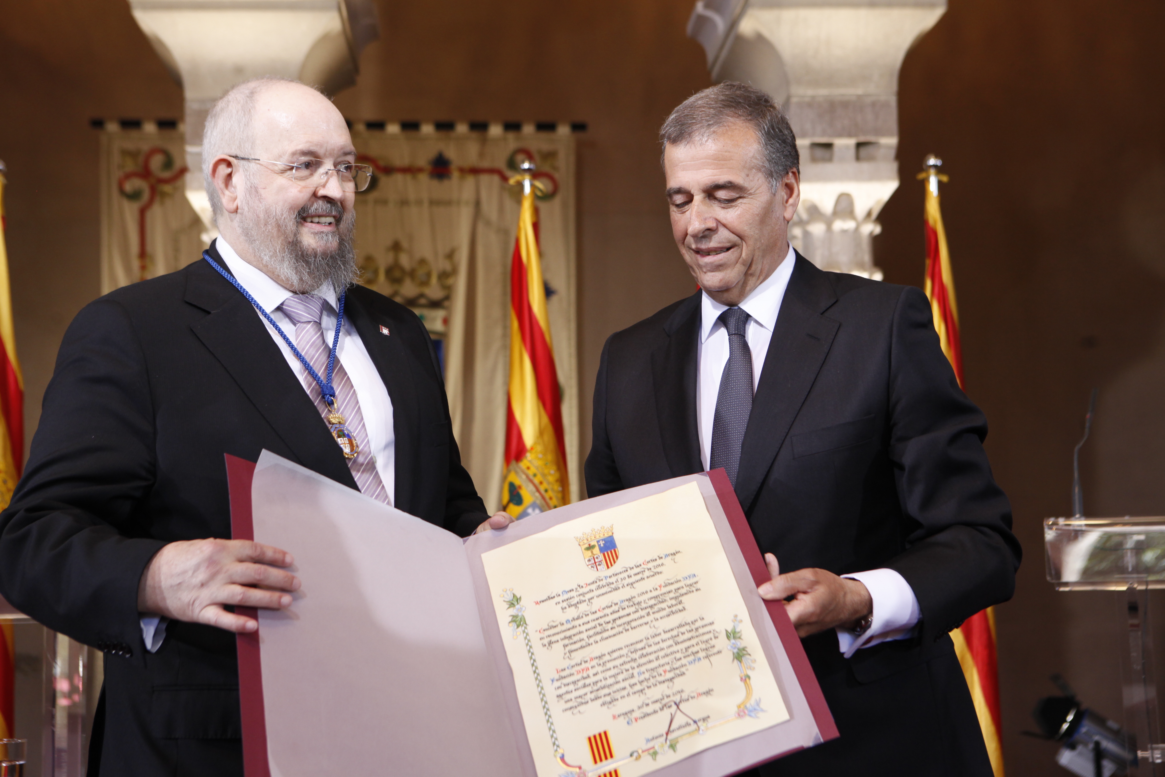 Josemi Monserrate recibiendo la medalla de las Cortes de Aragón por Fundación Dfa