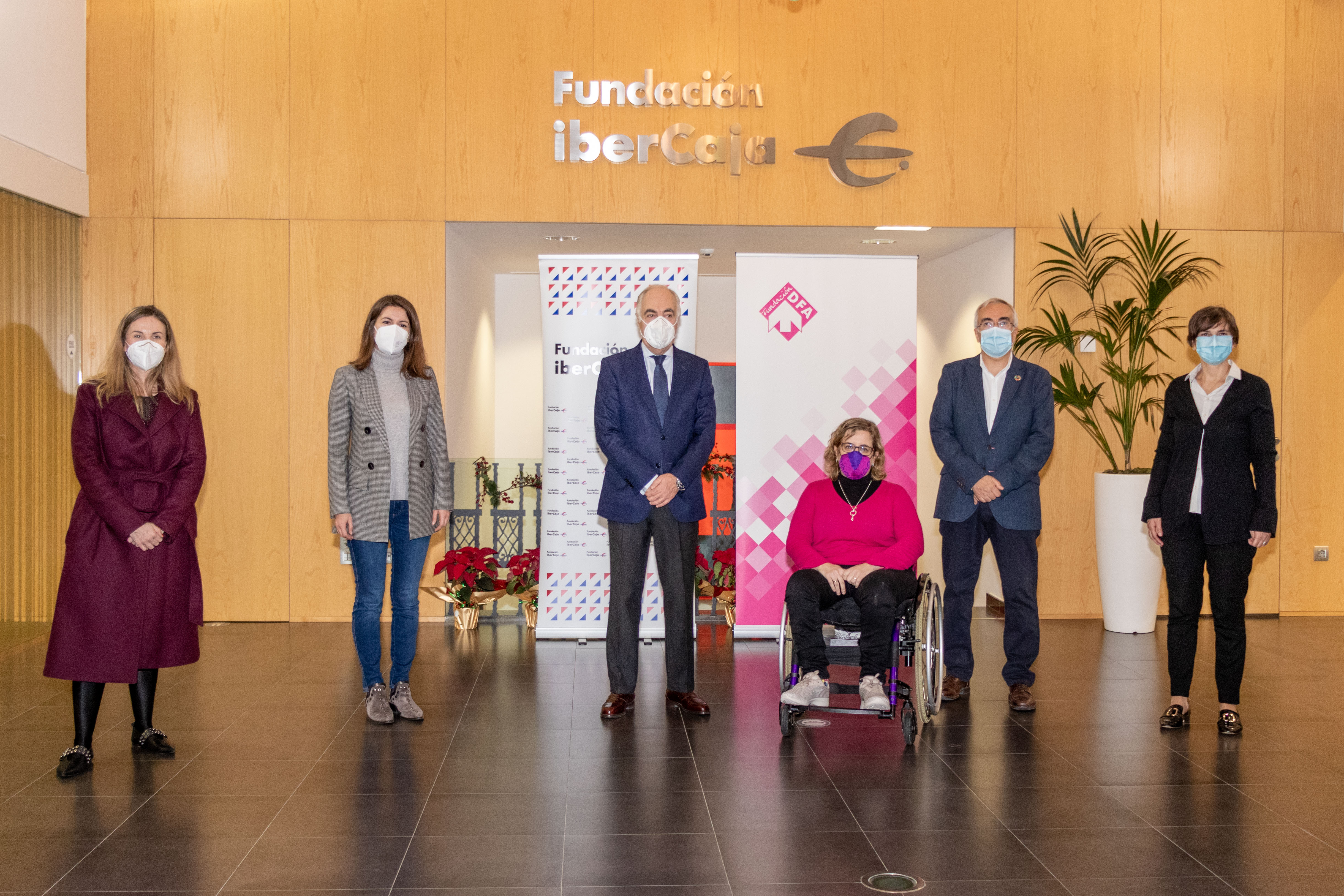 Seis representantes de Fundación Ibercaja y DFA posando en un hall
