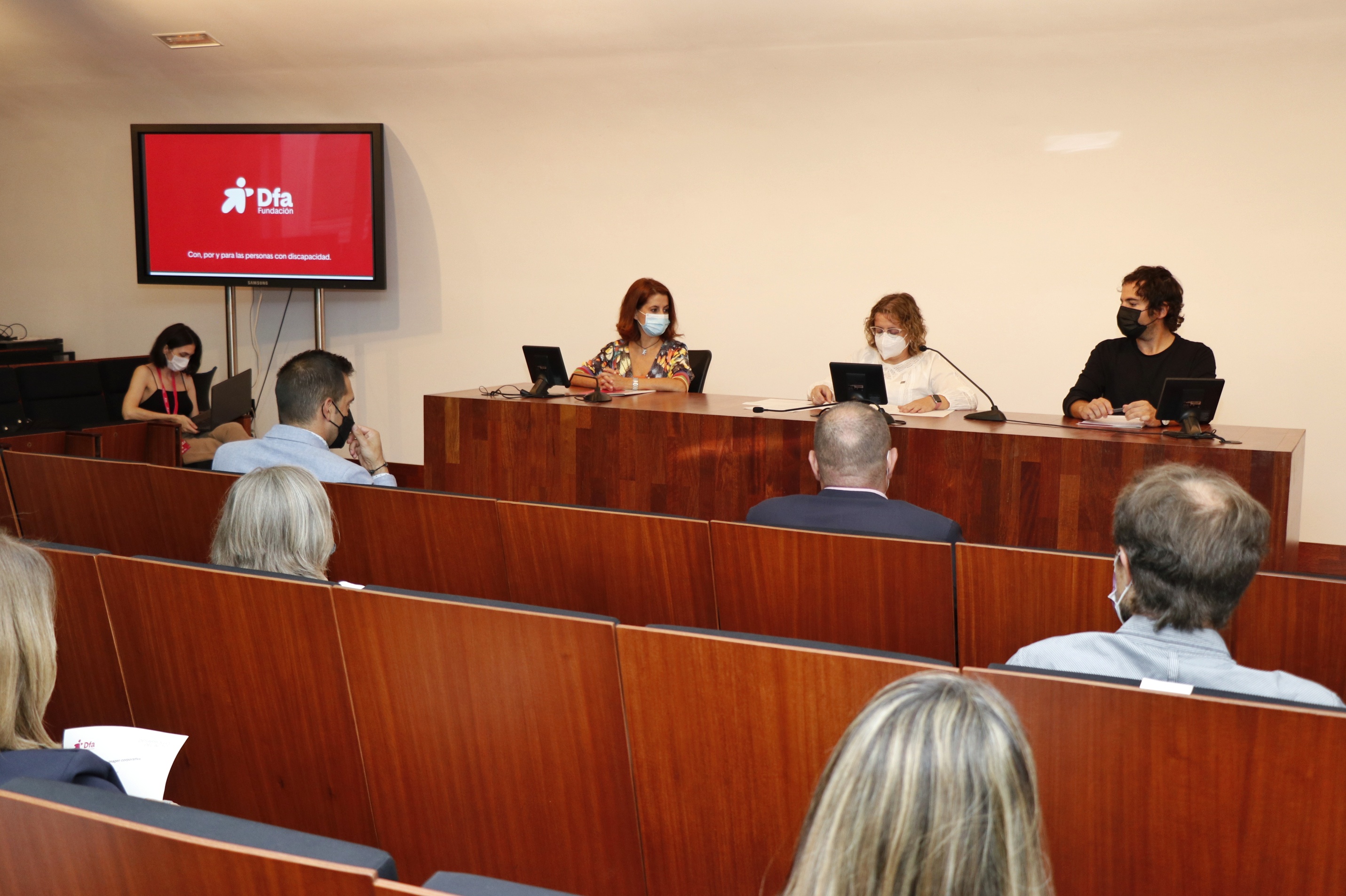 Sala de actos donde se presenta la nueva imagen de Dfa