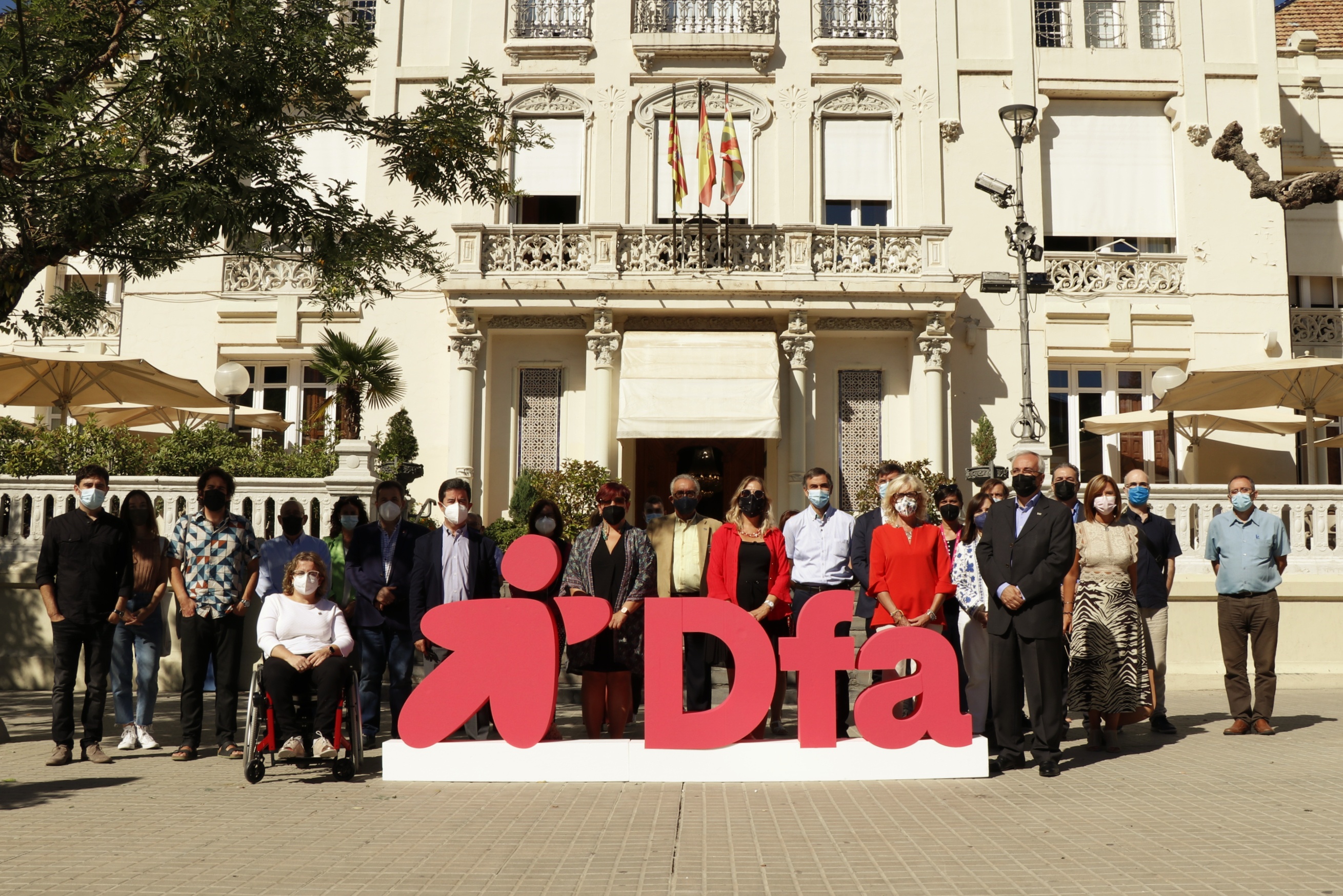 Foto de familia en Huesca con el nuevo logo de Dfa y representantes de instituciones, entidades y administraciones