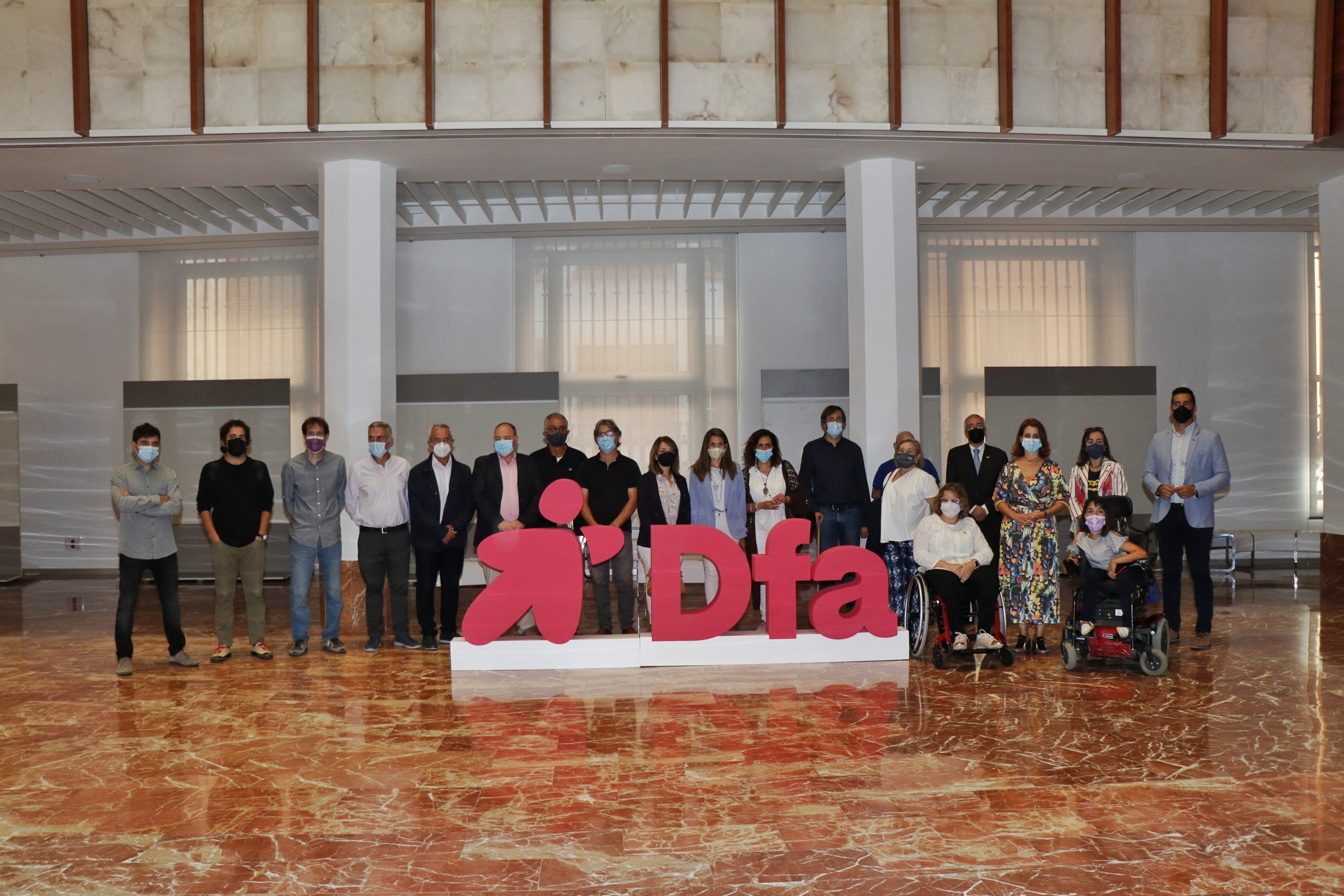 Foto de familia en Teruel con el nuevo logo de Dfa y representantes de instituciones y entidades