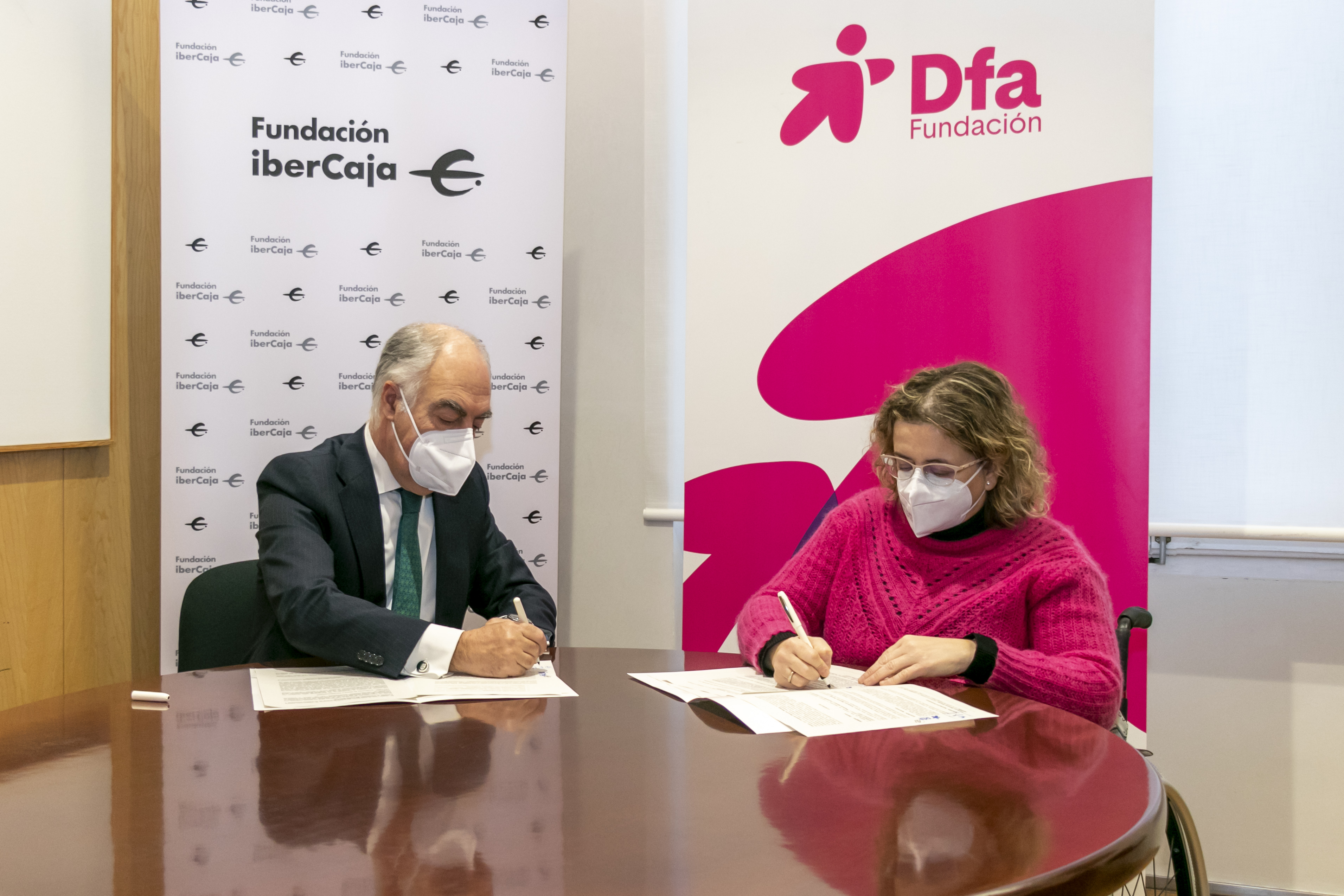 La presidenta de Fundación Dfa y el presidente de Fundación Ibercaja firman su convenio de colaboración en una mesa