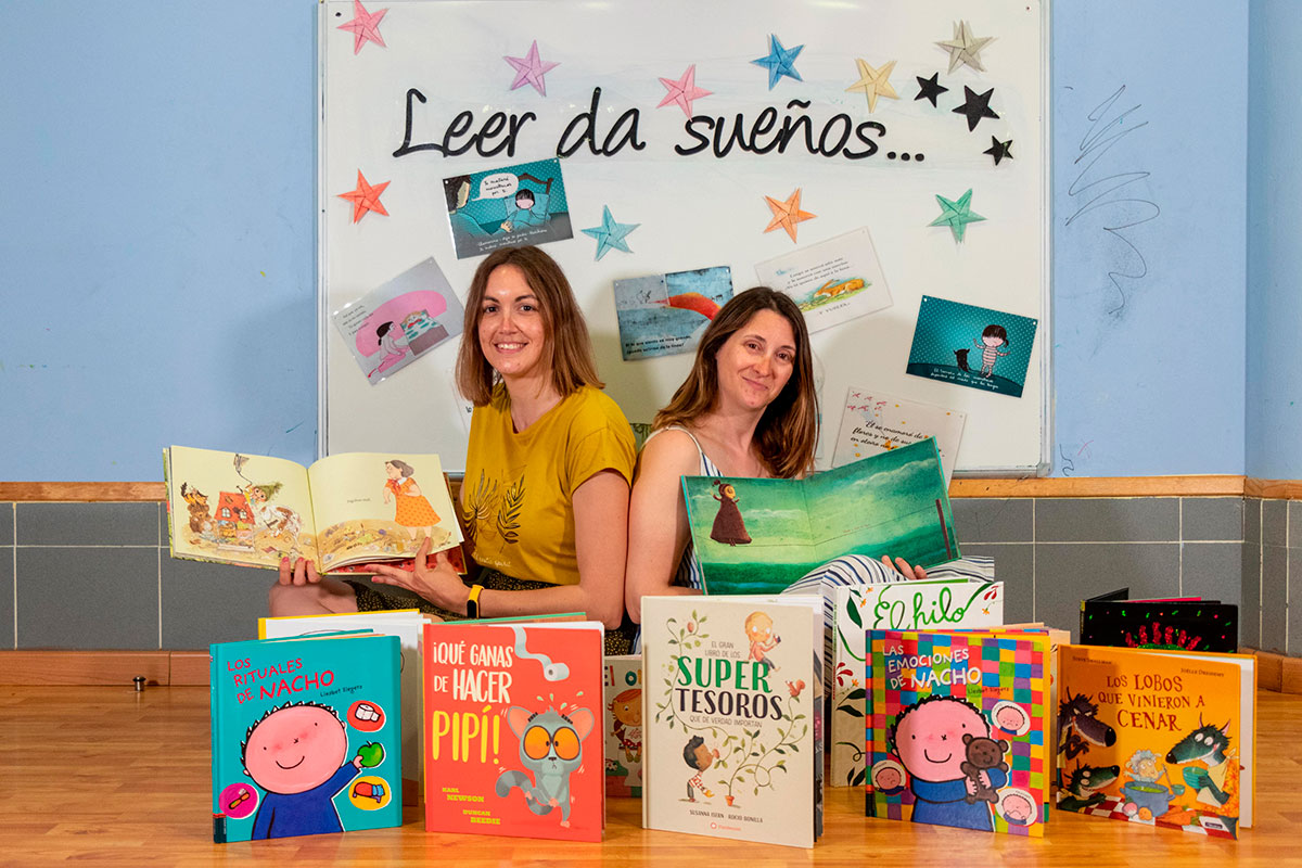 Laura Tremps y Rosana Alegre, rodeadas de cuentos