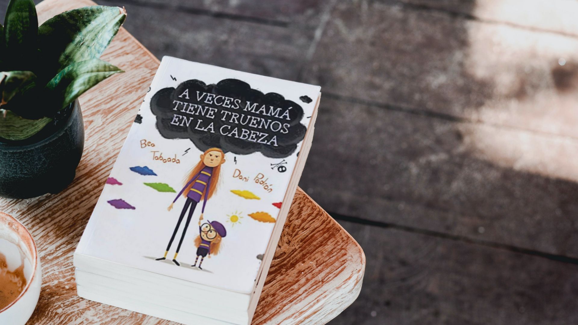 Un cuento encima de una mesita