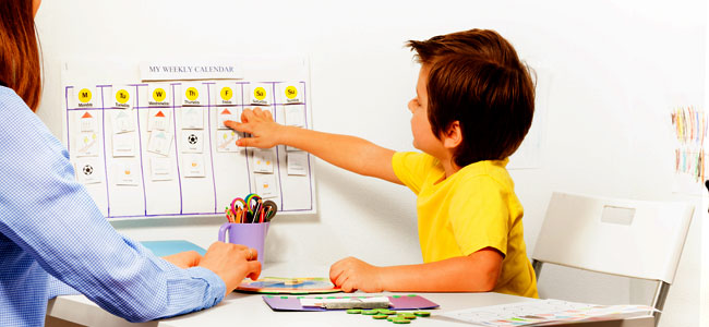 Un niño realiza con una pizarra