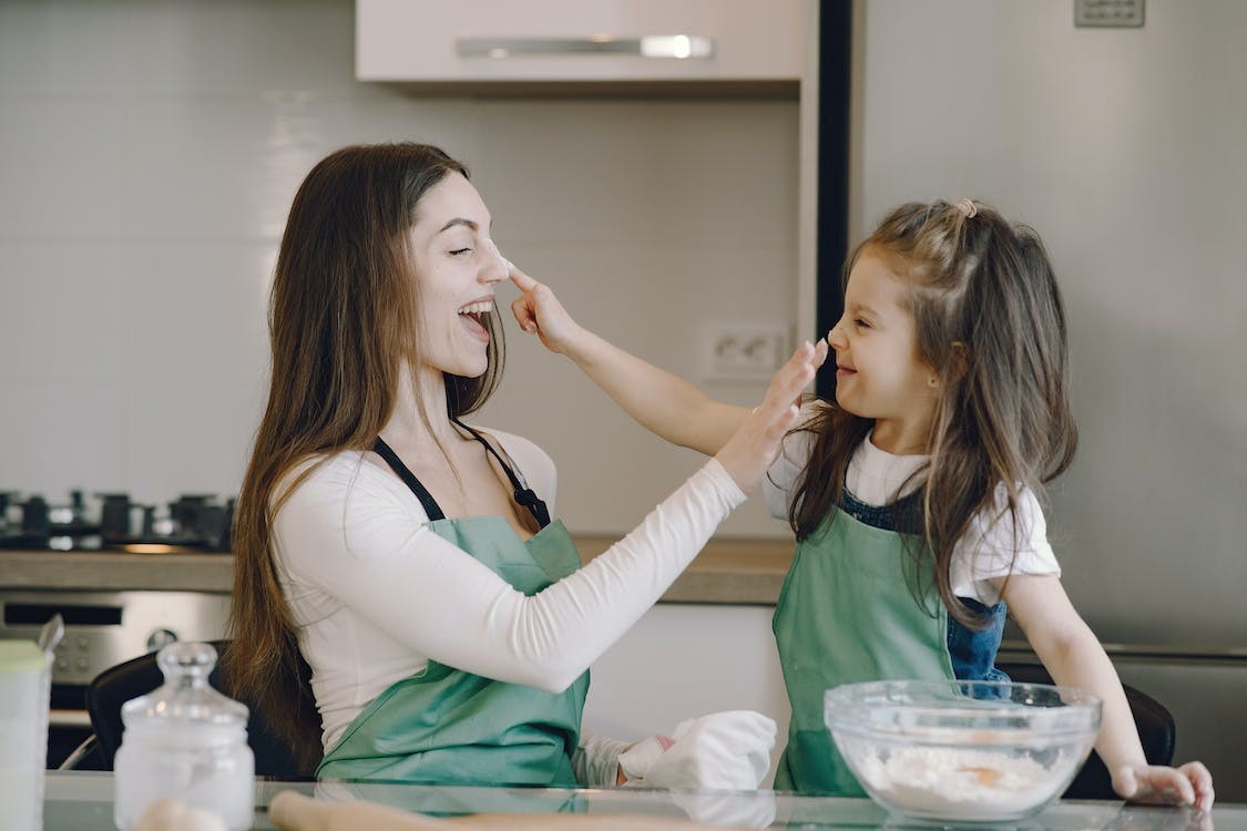 Una madre y una hija se divierten en la cocina