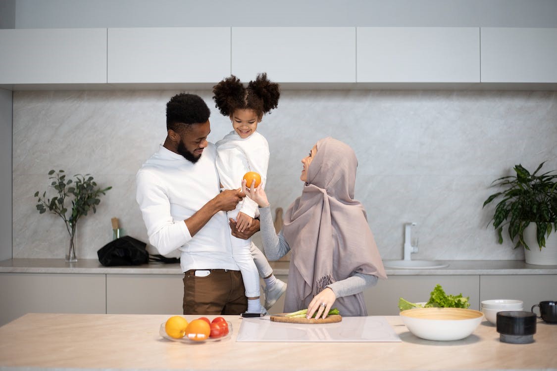 Una niña con su padre y su madre en una cocina