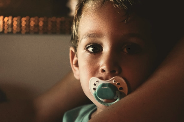 Un niño con chupete