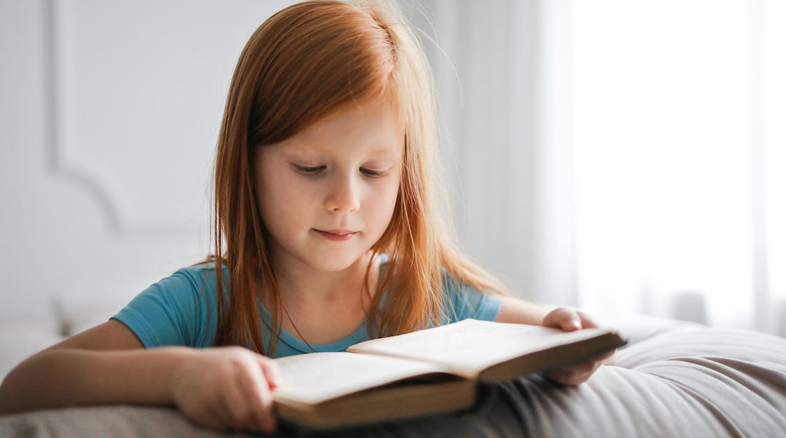 Niña leyendo