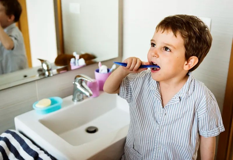 Un niño cepillándose los dientes