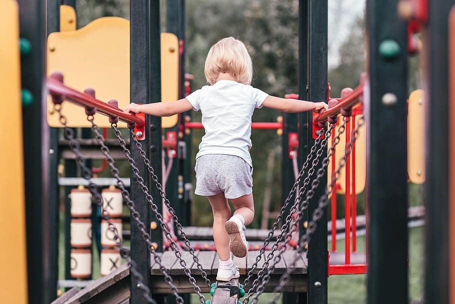 Una niña en un castillo de un parque