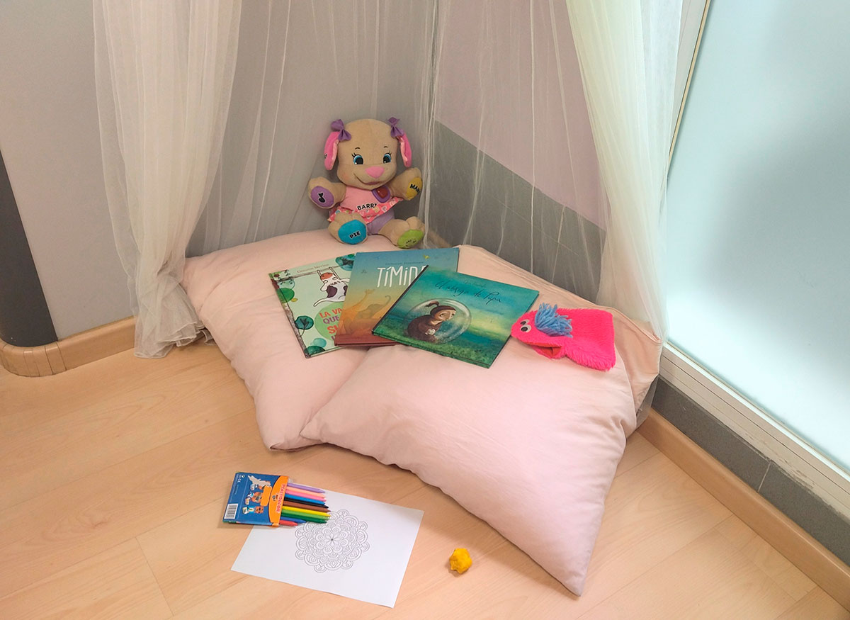 Rincón de una habitación con cojines