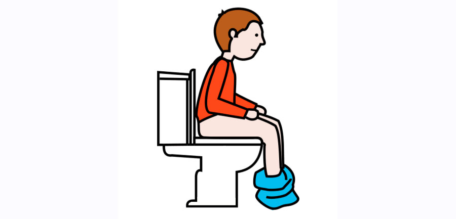 Niño sentado en el wáter