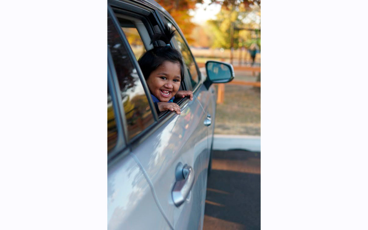 Niño viajando en coche