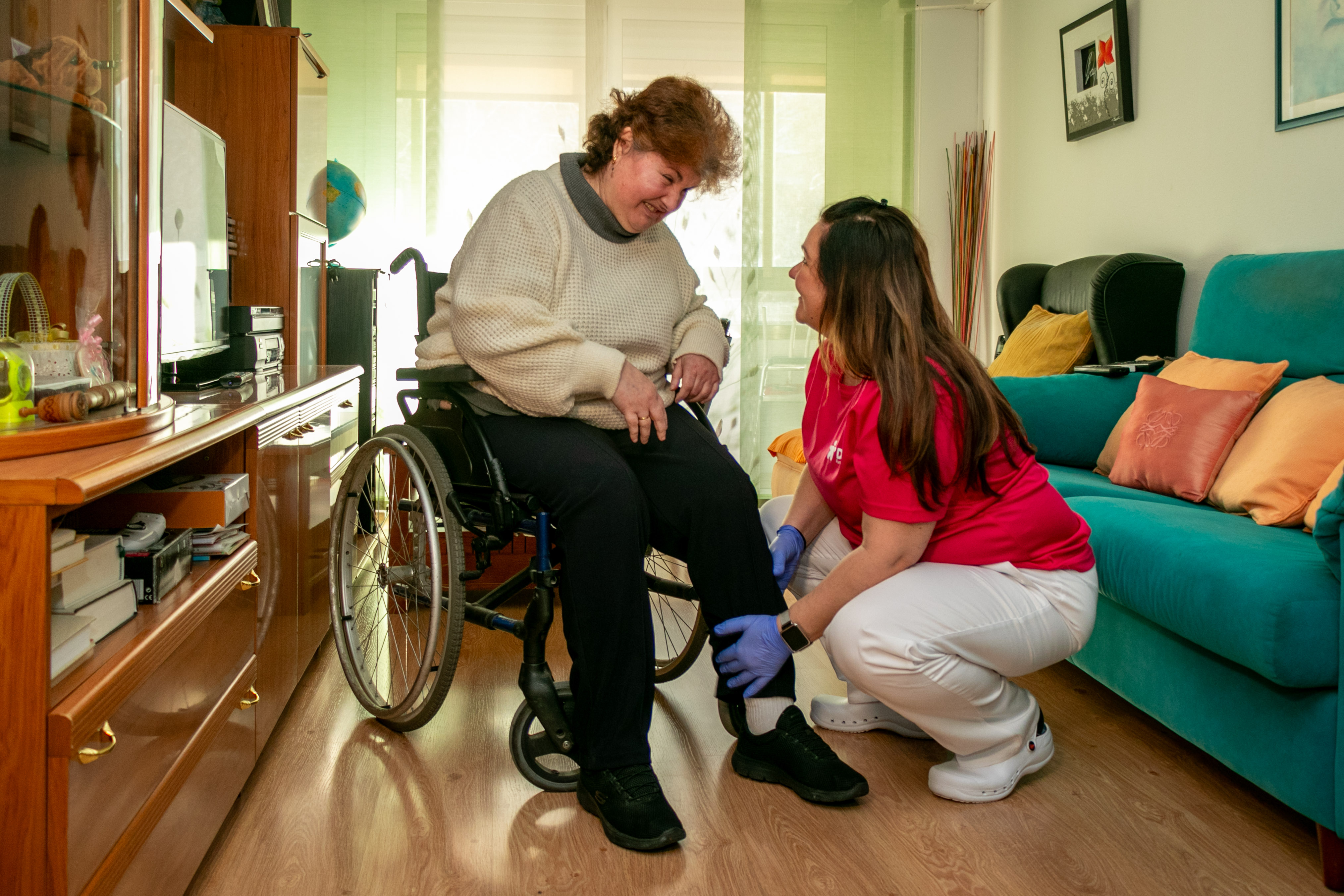 Una auxiliar atiende a una usuaria