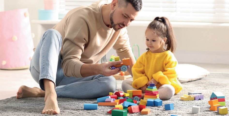 Niña jugando con su padre