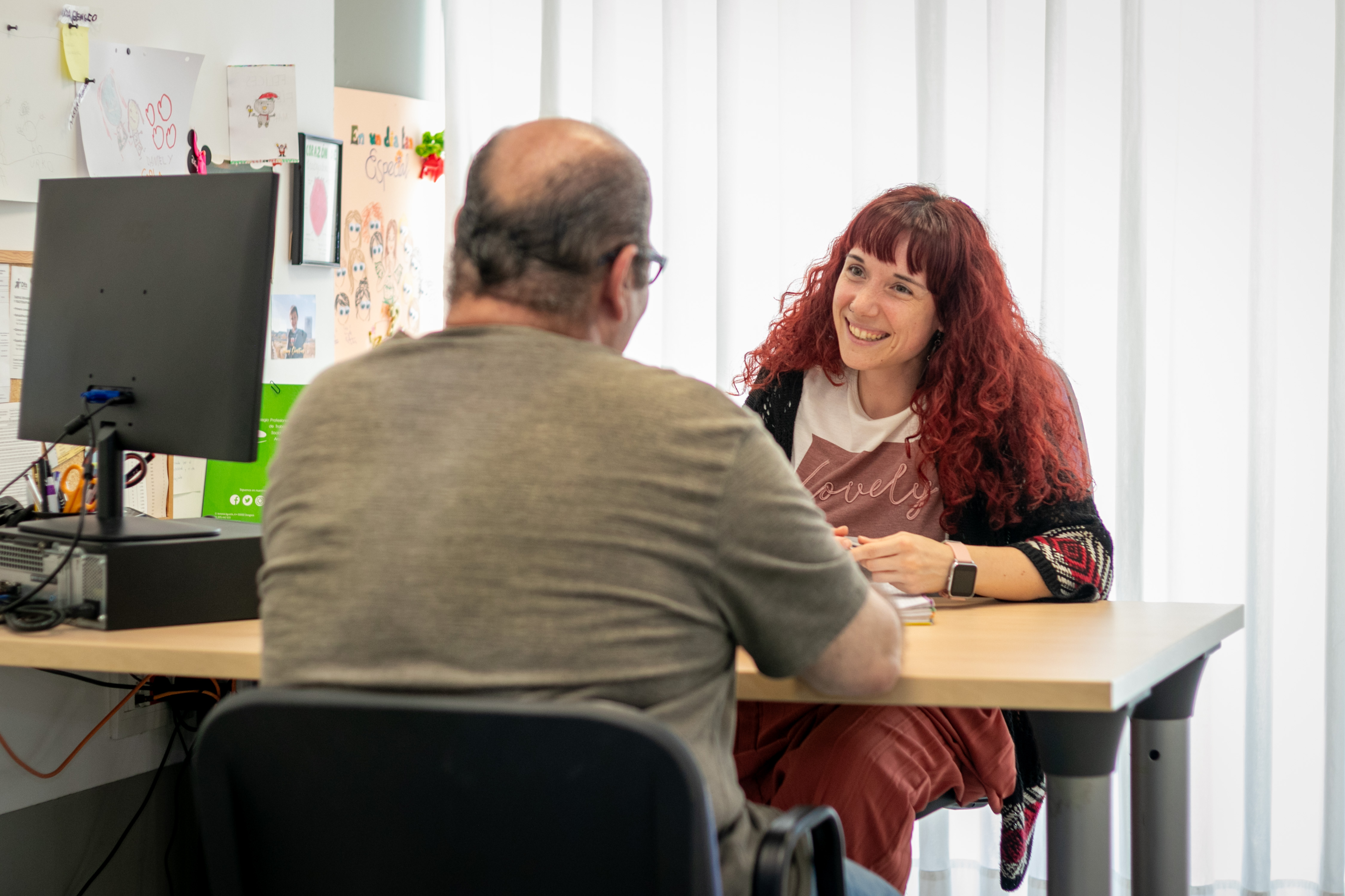 Técnica atiende a usuario