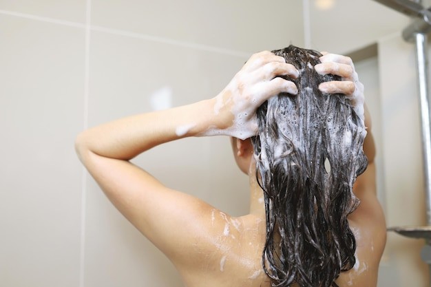 Niña lavándose el pelo