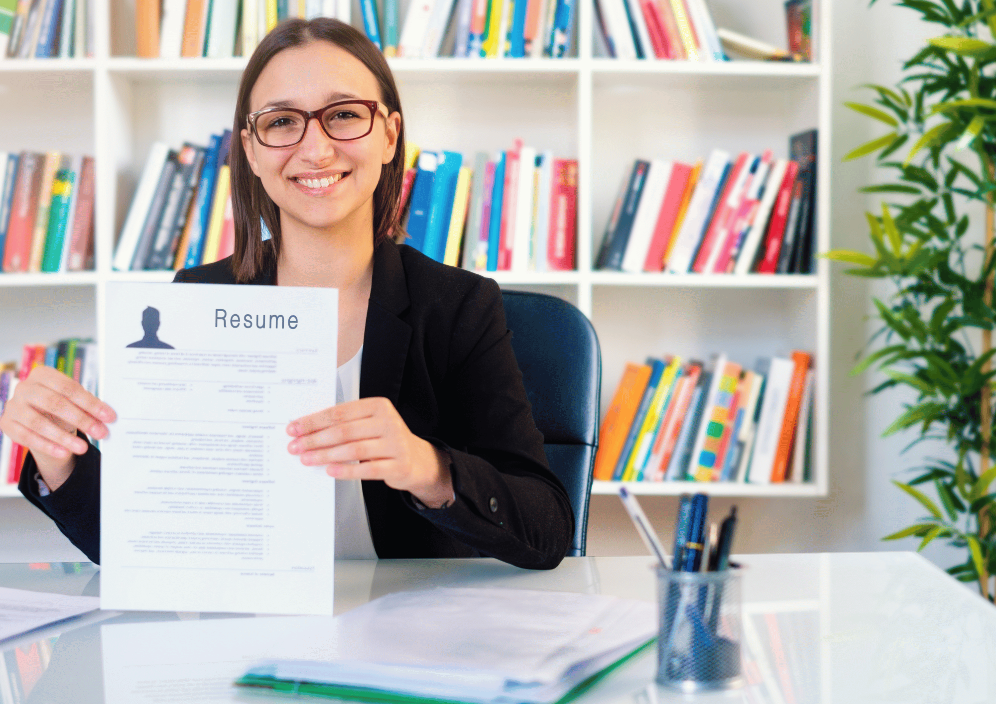 mujer con CV en la mano