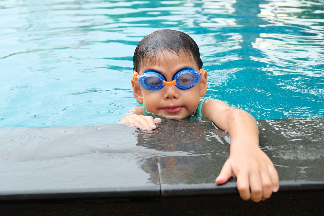 Niño en el agua