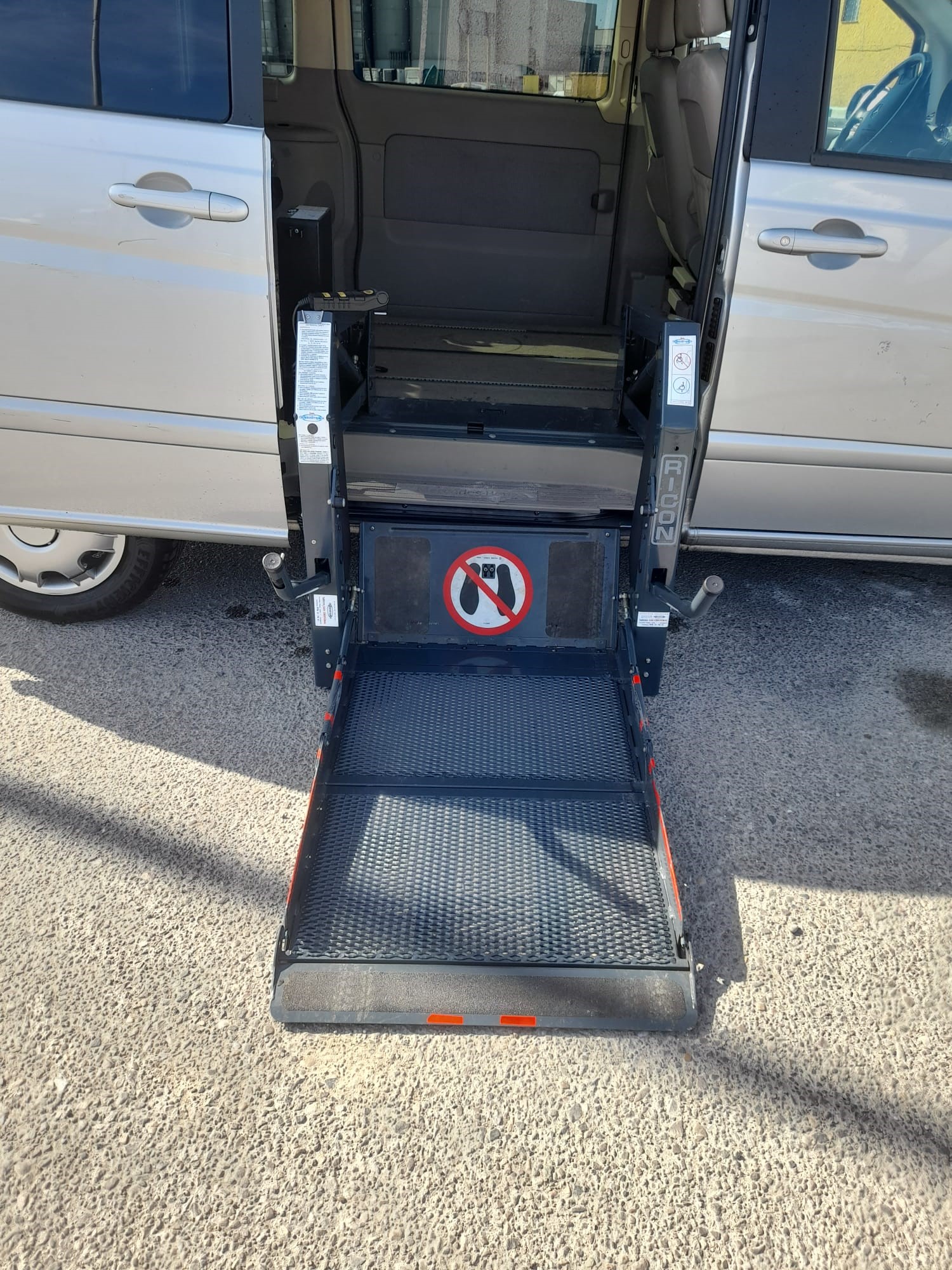 vehículo a la venta con la rampa desplegada