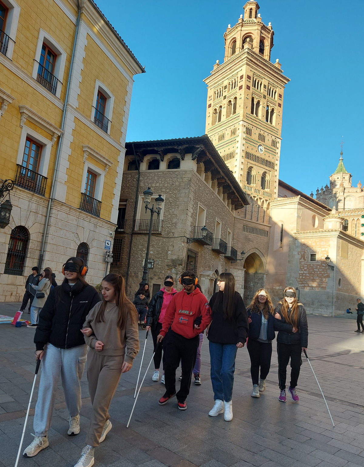 Alumnos participando por las calles de Teruel