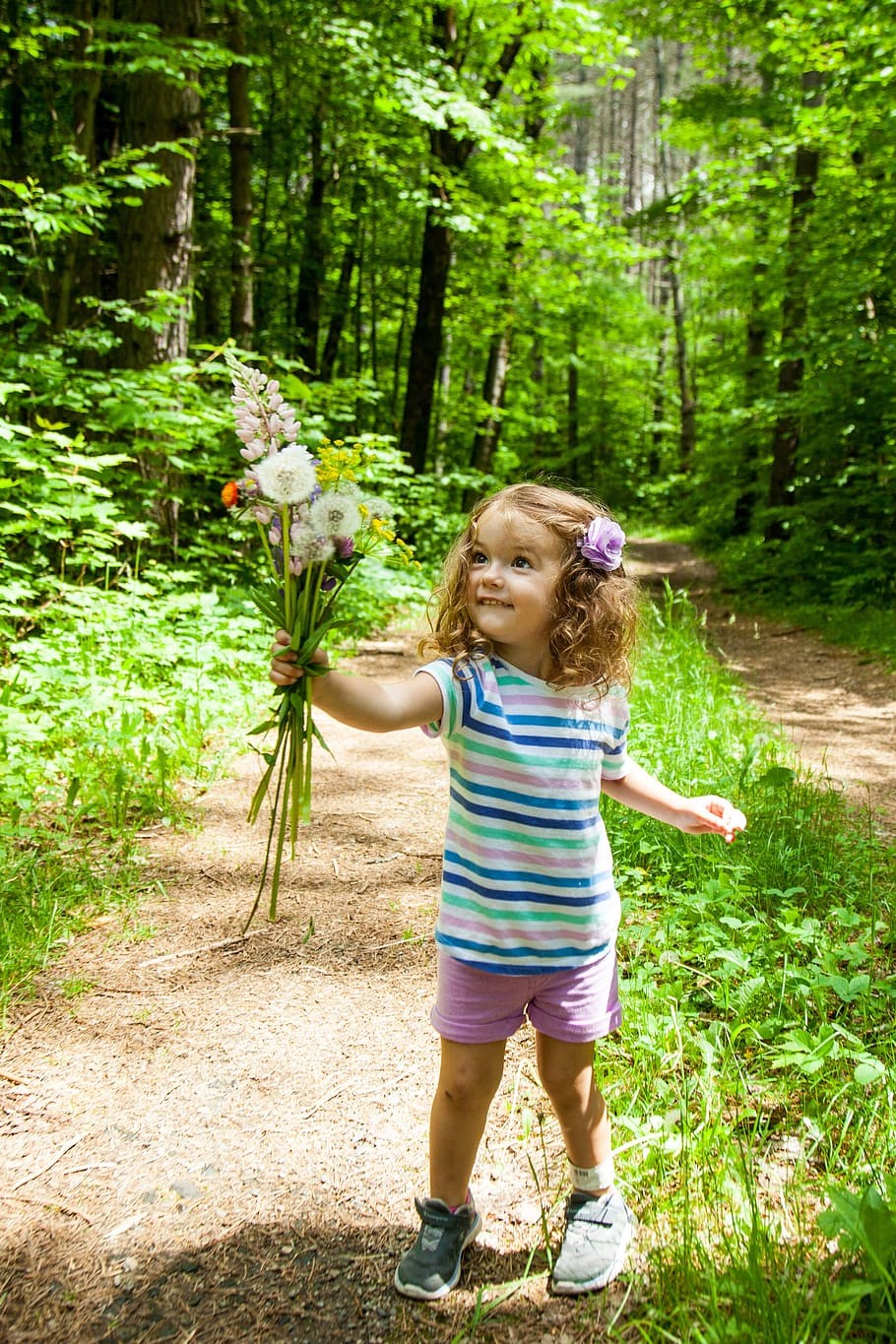 Una niña en un bosque