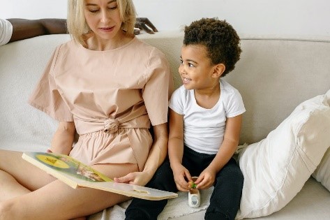 Un niño junto a su madre