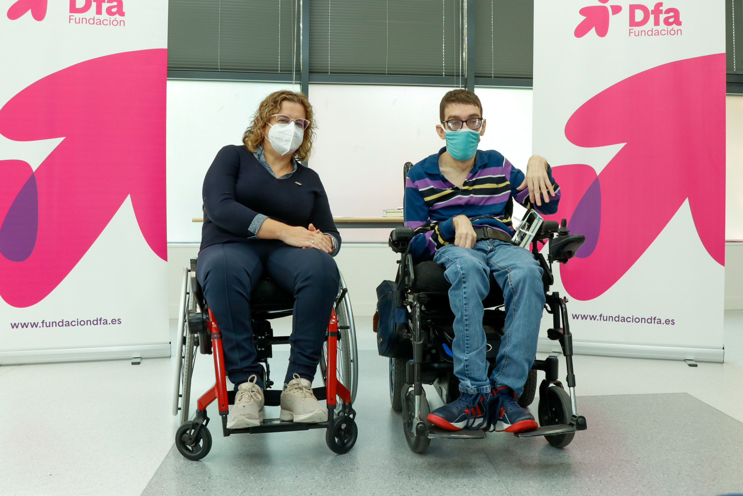 Un joven en silla de ruedas posa en un photocall con una mujer en silla de ruedas
