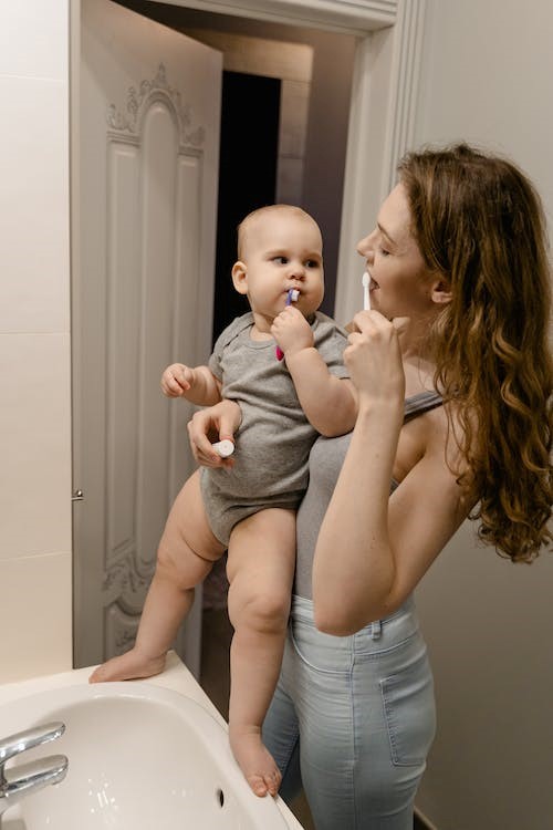 Una madre y un hijo se lavan los dientes