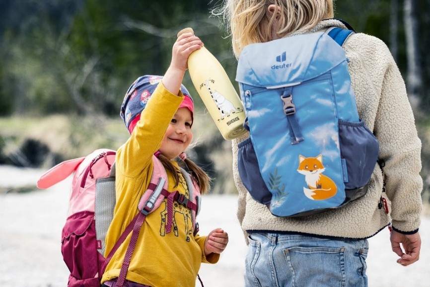 Dos niñas con mochila, una mayor que la otra