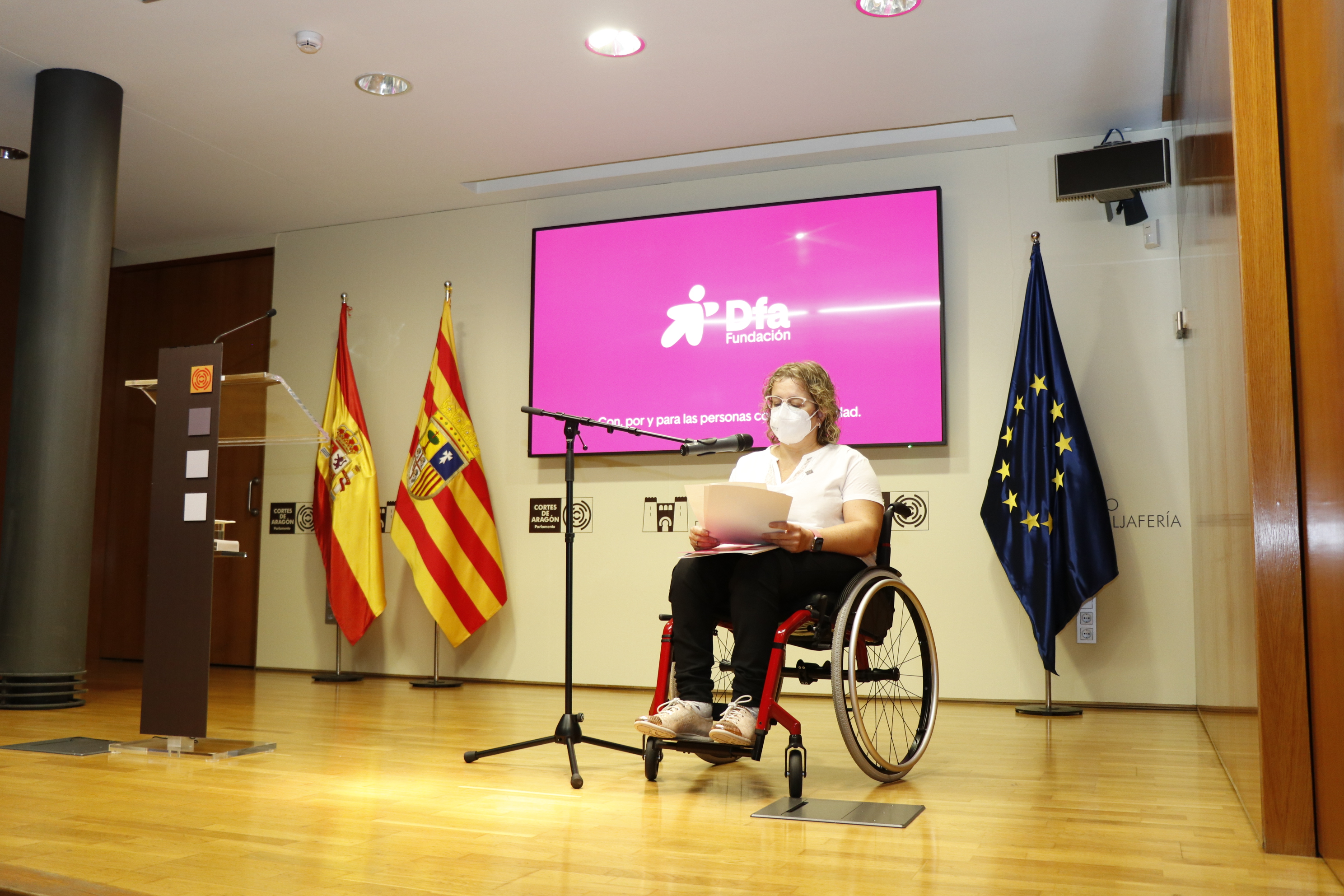 Marta Valencia da un discurso durante el acto de presentación