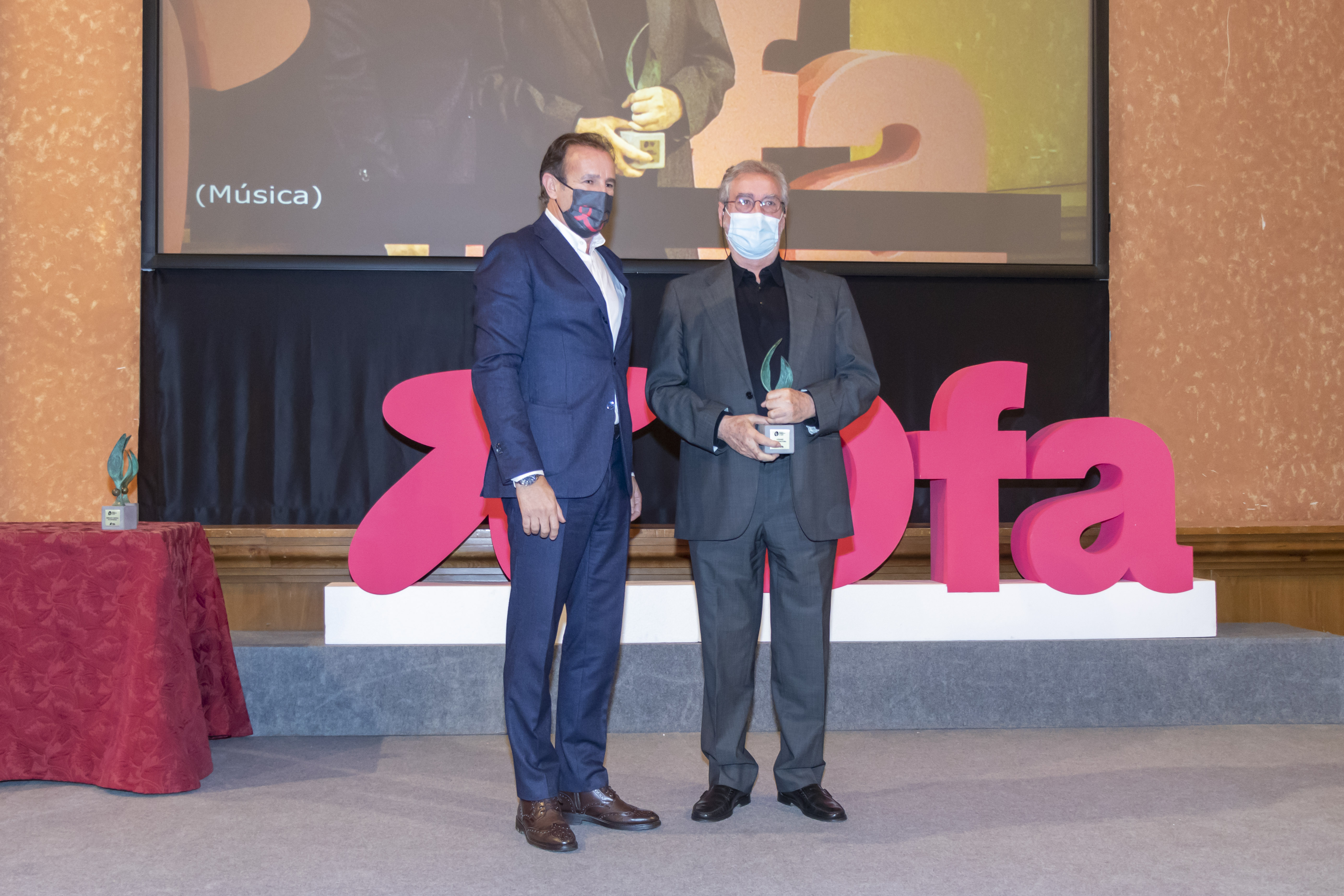 Ángel Lorén entrega el premio a Código Arquitectura