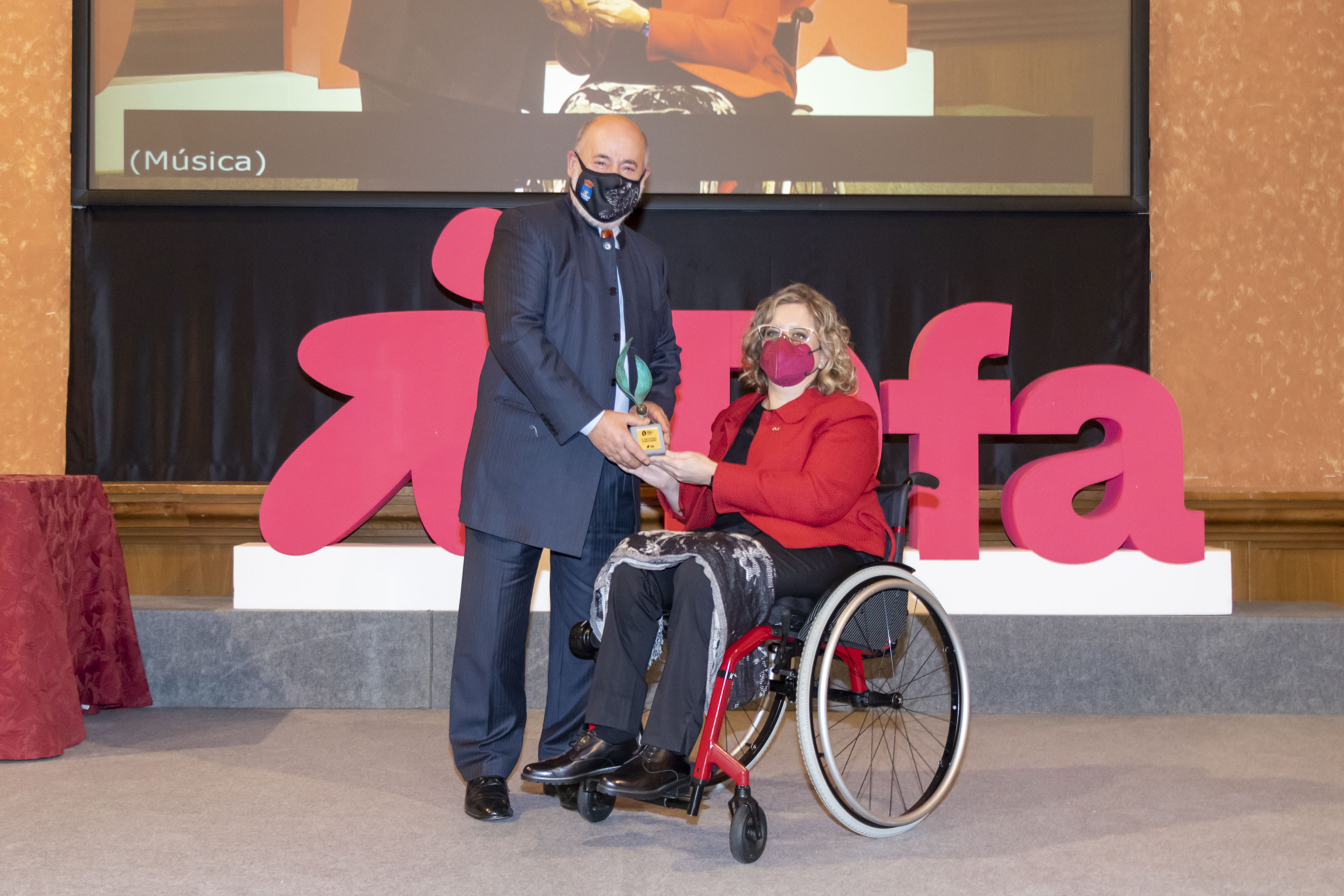Marta Valencia entrega el premio a José Antonio Barrios
