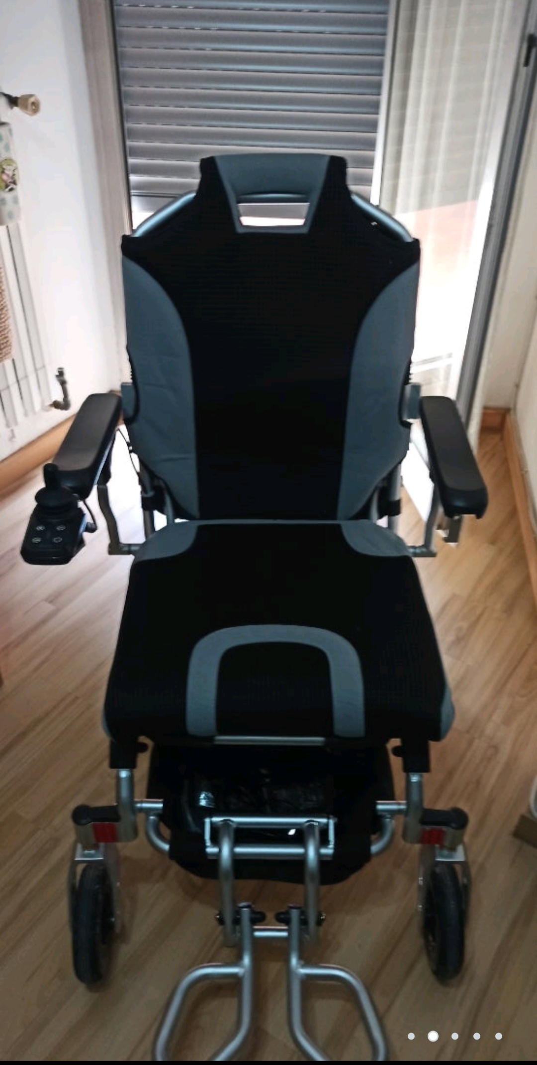 La imagen muestra la silla de ruedas eléctrica a la venta