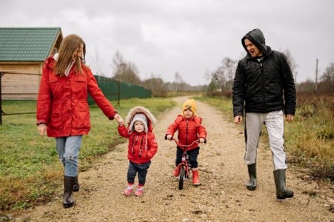Familia paseando junta