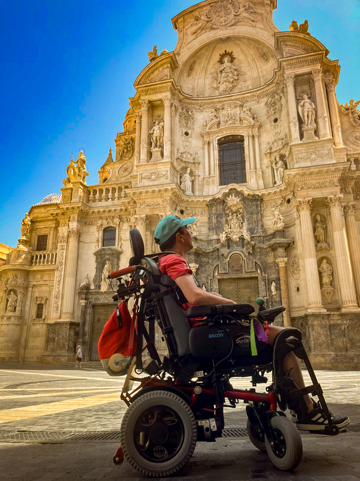 Chica en silla de ruedas frente a Catedral de Murcia
