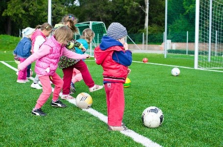 Niños jugando al aire libre