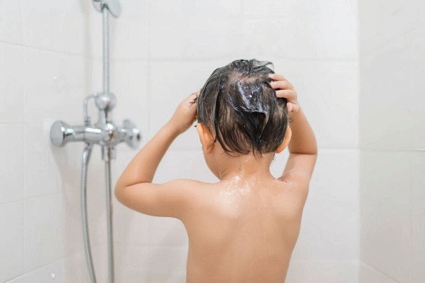 Niño lavándose el pelo