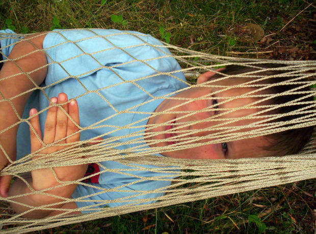 Niño enredado en una hamaca