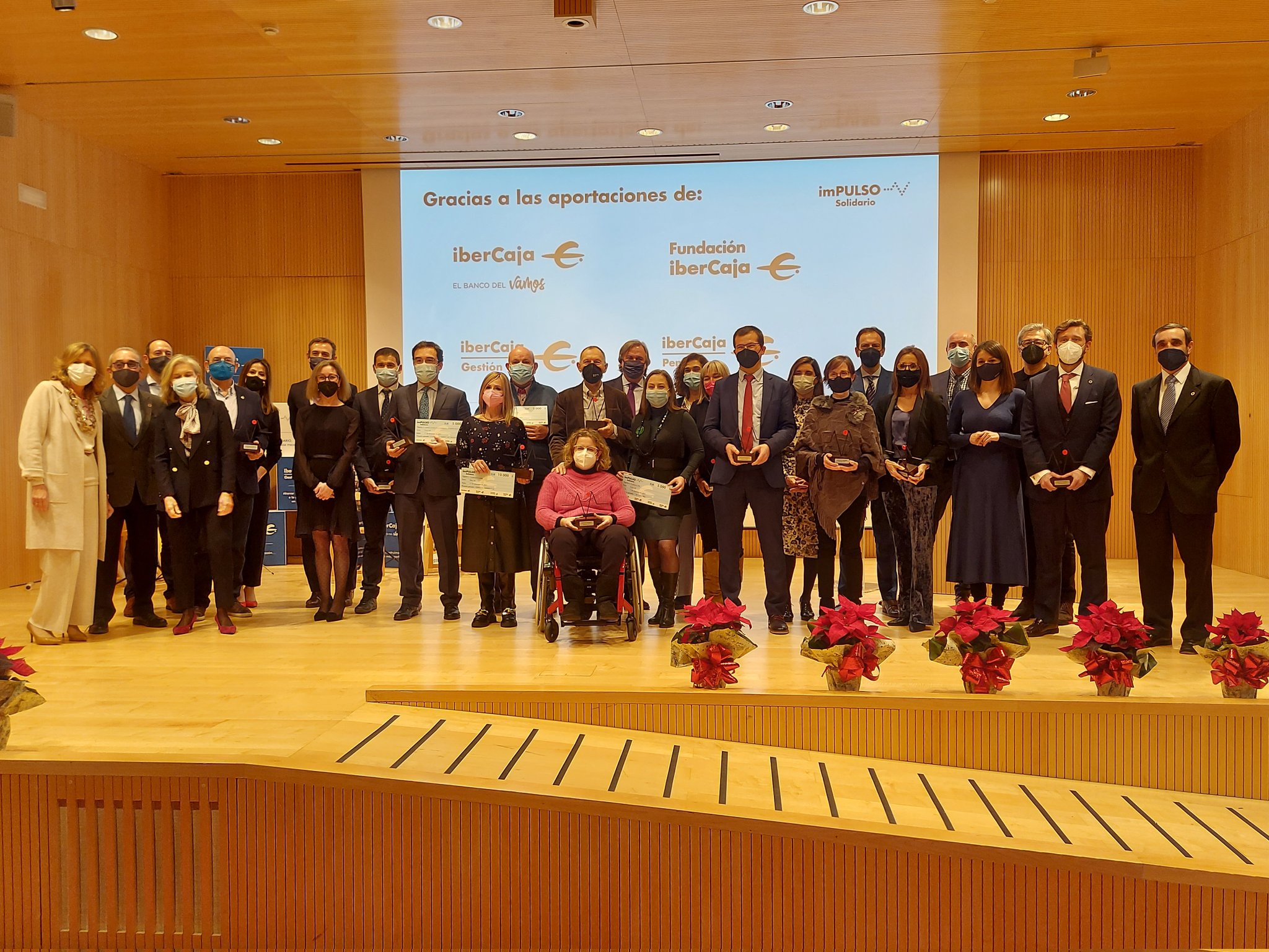 Foto de familia de todos los premiados y los organizadores de los Premios Impulso Solidario