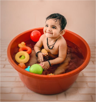 Niño jugando en la bañera