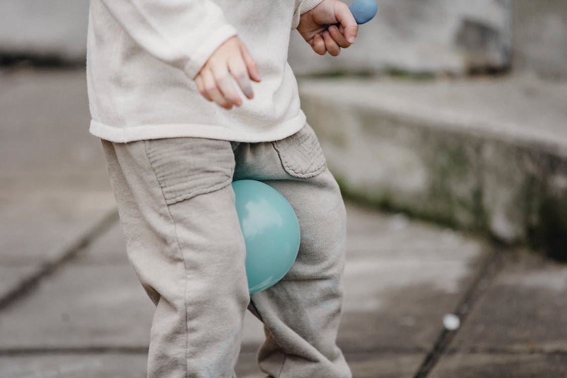 Niño juega con globo