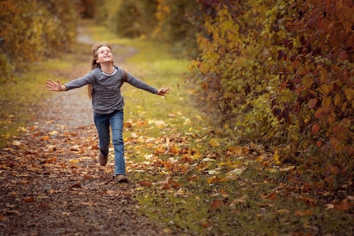 Una niña en el bosque feliz de la vida