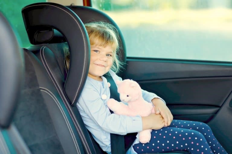Niña en coche