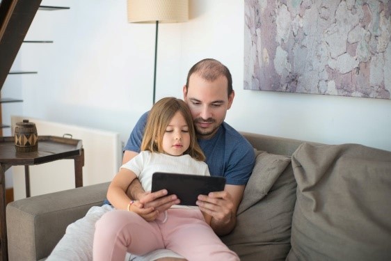 Niña con su padre y tablet